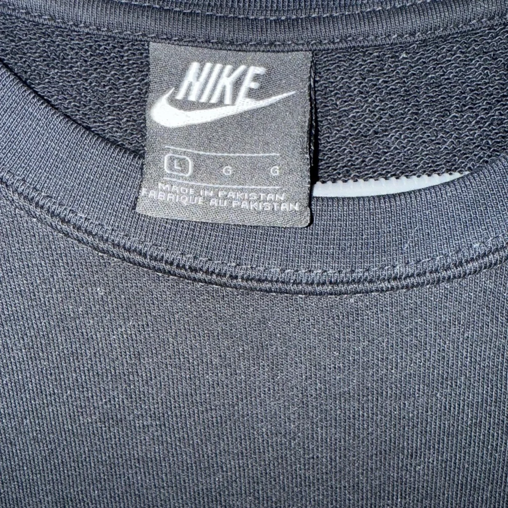 Nike Black Crewneck Sweater with Iconic Design - Picture 3 of 3